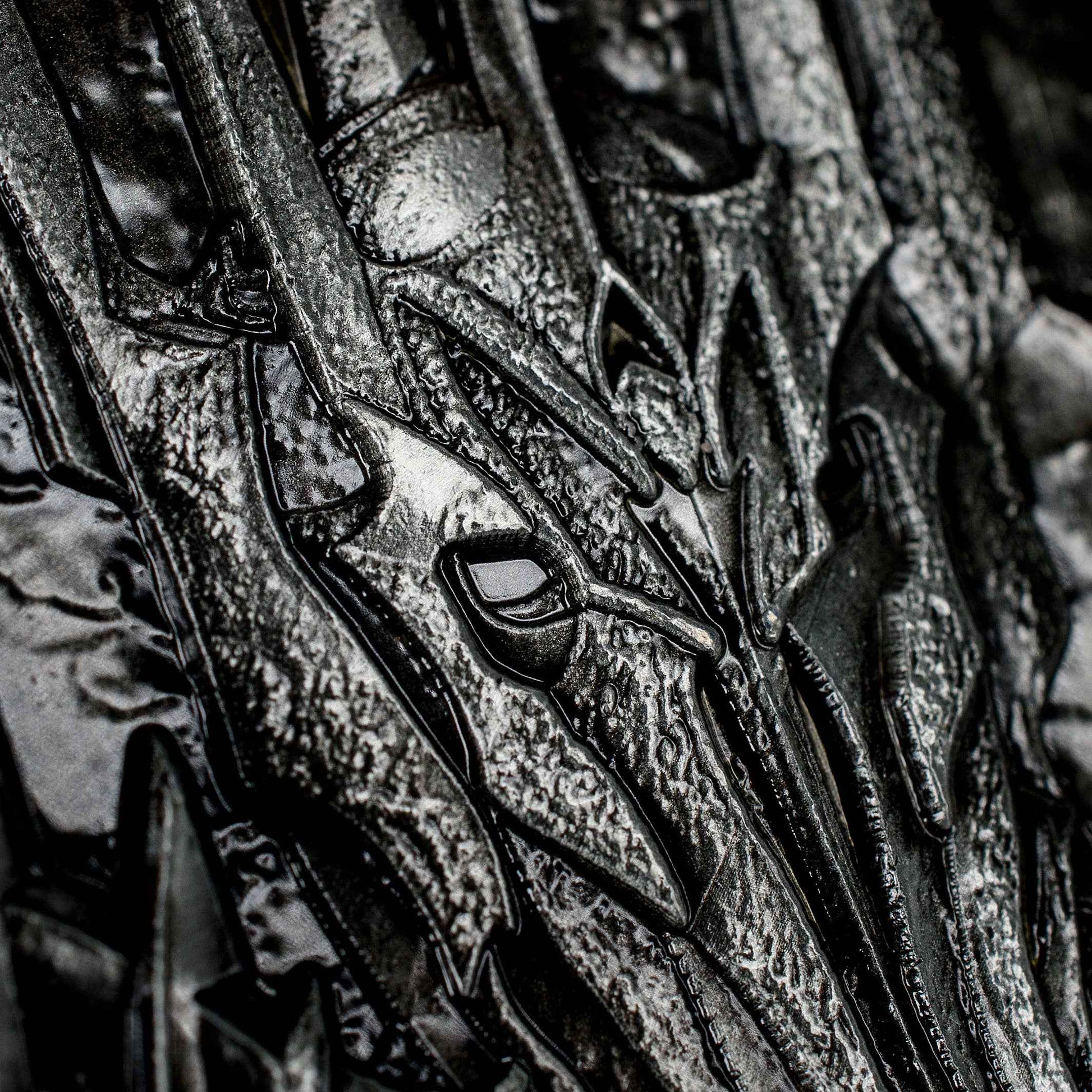 La pièce de collection Le Seigneur des Anneaux : L'Œil de Sauron d'AAA Merchandise Limited sur une étagère, ajoutant une touche de mystère à toute décoration.