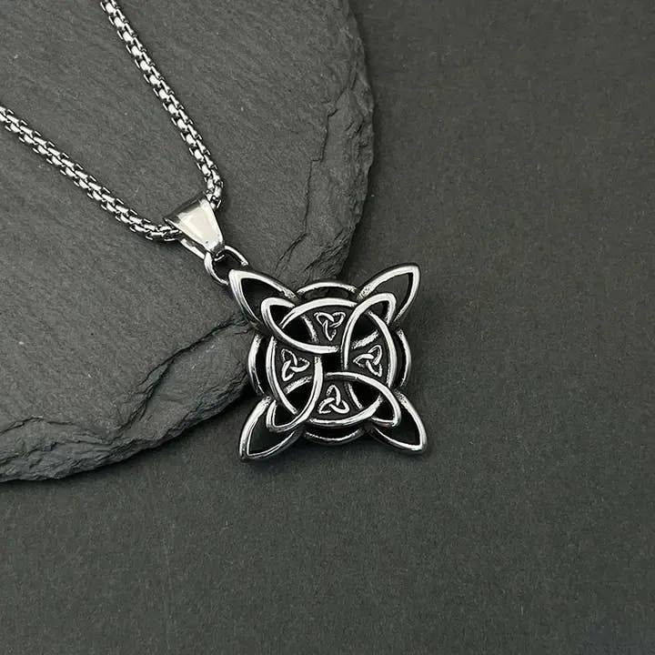Collier à pendentif en forme de nœud celtique nordique viking