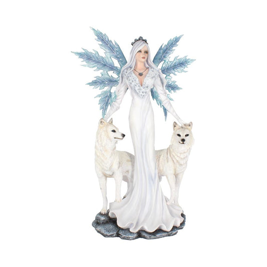 Figurine de Fée Aura 60.5cm de Nemesis Now, représentant une fée majestueuse en robe blanche et bleue avec des ailes scintillantes, entourée de deux loups blancs.