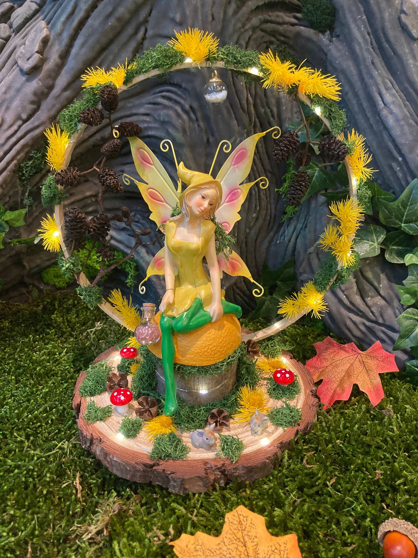 Figurine Fée du Soleil et des Bois Enchantés de Créaty, ajoutant une touche magique et poétique à votre décoration avec ses ailes délicatement déployées.