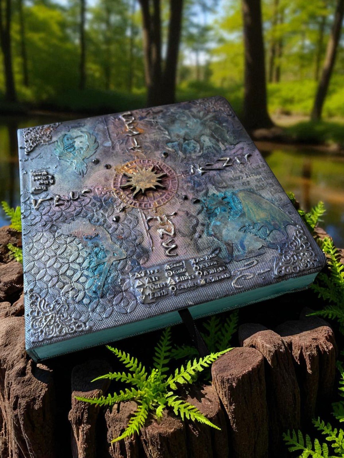 L'art et l'imagination se rencontrent dans le Grand carnet à dessin d'Uchronie Créations, compagnon parfait pour vos aventures créatives.