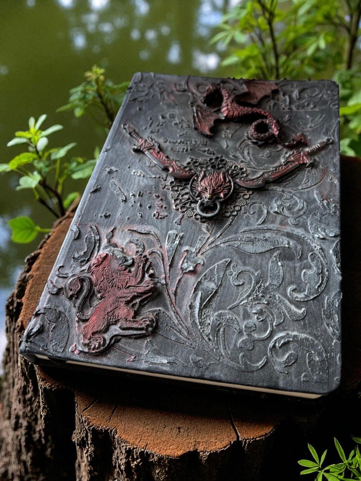 Grimoire ligné de Uchronie Créations : un magnifique carnet noir avec motifs dorés, idéal pour capturer vos pensées et rêves.