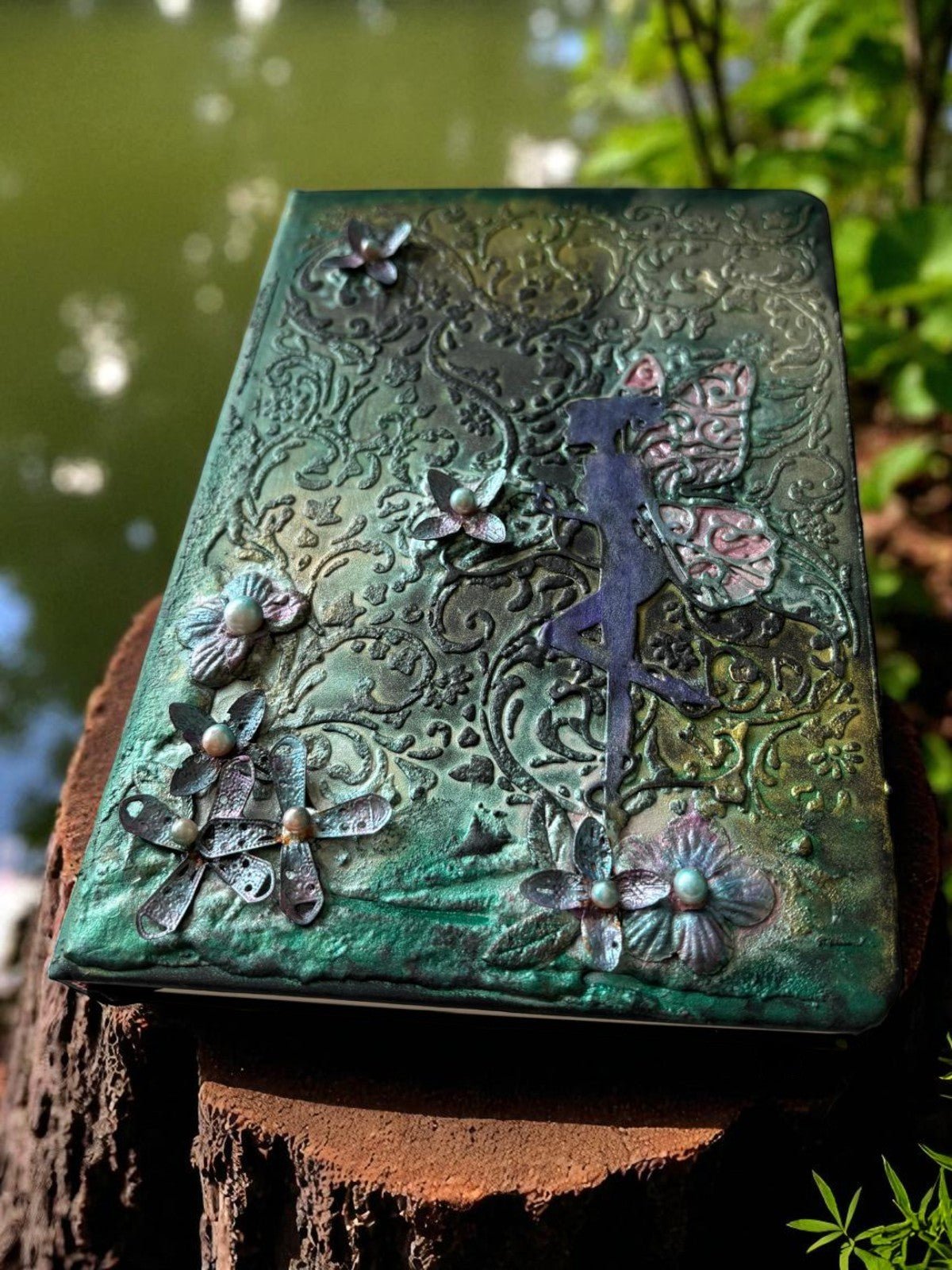 Grimoire ligné de Uchronie Créations, offrant une taille A5 légère et facilement transportable pour les écrivains en herbe.