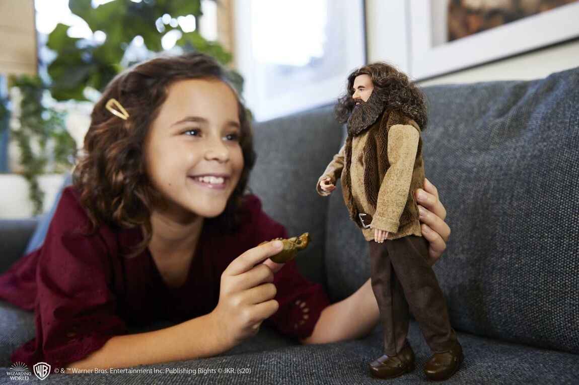 Rubeus Hagrid avec son bébé dragon Norbert, une charmante figurine d'Ankorstore qui évoque l'univers fantastique de Harry Potter.