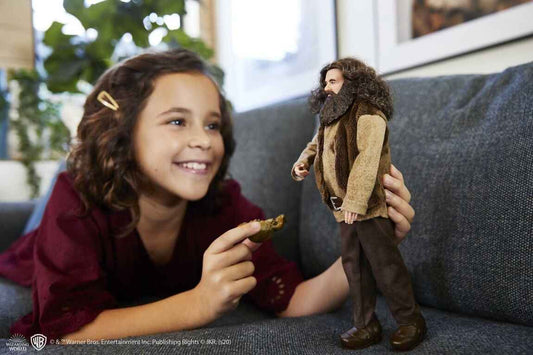 Rubeus Hagrid avec son bébé dragon Norbert, une charmante figurine d'Ankorstore qui évoque l'univers fantastique de Harry Potter.