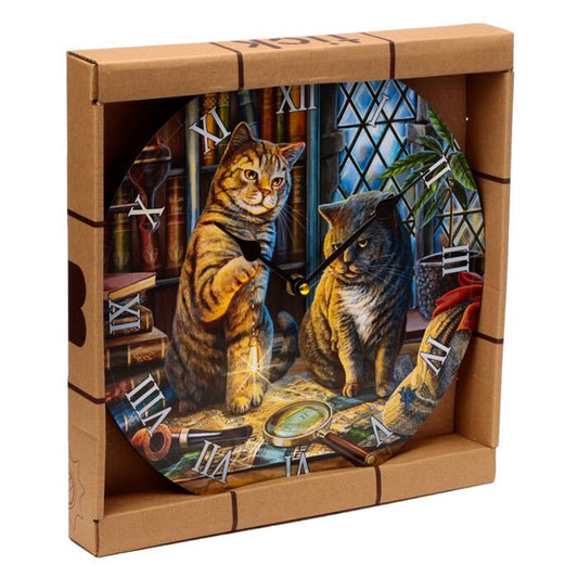 Horloge Lisa Parker - Chat Purrlock Holmes de Puckator, une œuvre d'art murale captivante alliant humour et élégance avec son design de chat détective.