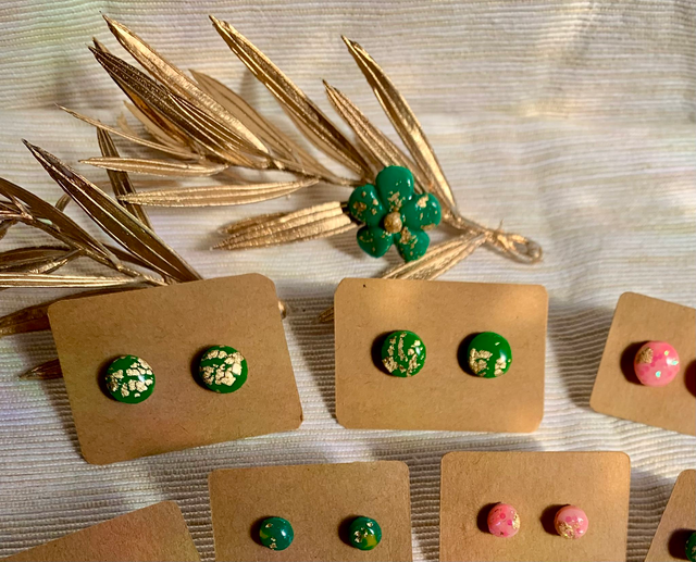 Boucles d’oreilles Smartifun artisanales de Joie Yaux, alliant élégance et confort, fabriquées à la main avec acier inoxydable et argile polymère, parfaites pour sublimer votre style.