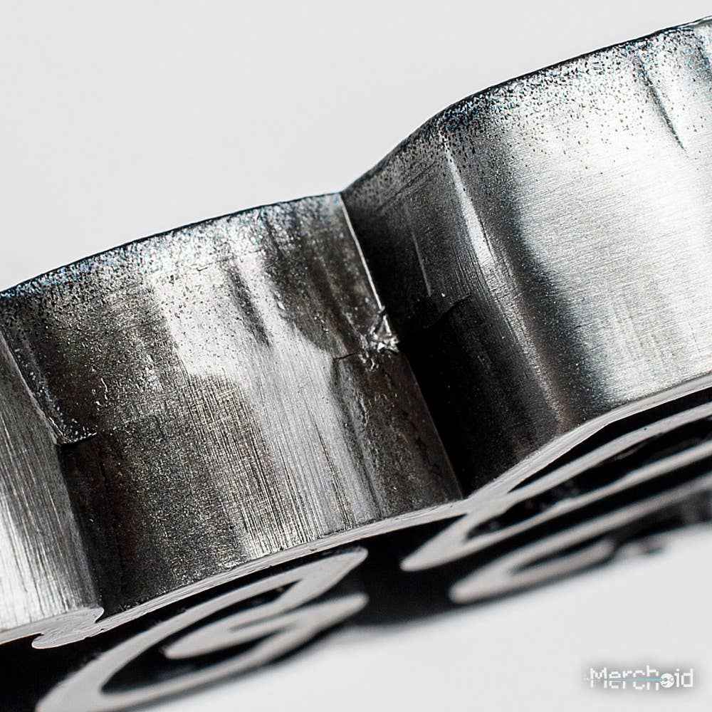 La plaque à logo en métal du Seigneur des Anneaux par AAA Merchandise Limited trônant dans un intérieur, évoquant l'esprit d'aventure.