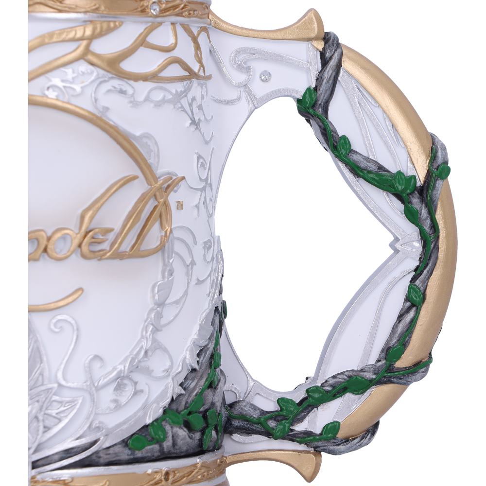 Détails raffinés de la chope Rivendell de 15,5 cm de Le Seigneur des Anneaux, produite par Nemesis Now, illustrant la couronne dorée et les vignes éclatantes qui en font un objet de collection fascinant.