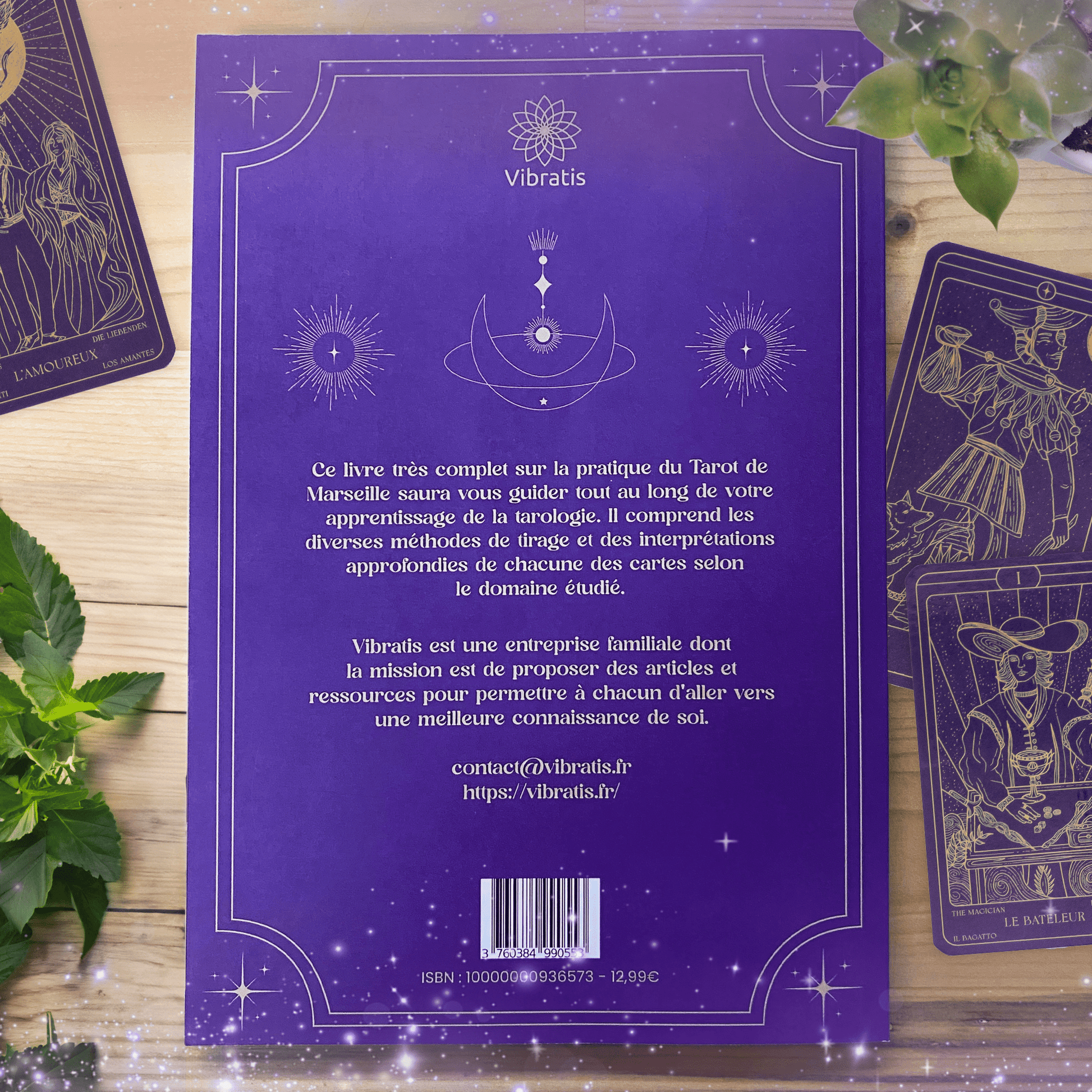 Couverture captivante du livre 'Livre d'initiation au Tarot de Marseille' par Vibratis, illustrée avec des couleurs vives, promettant une exploration envoûtante des arcanes du tarot.