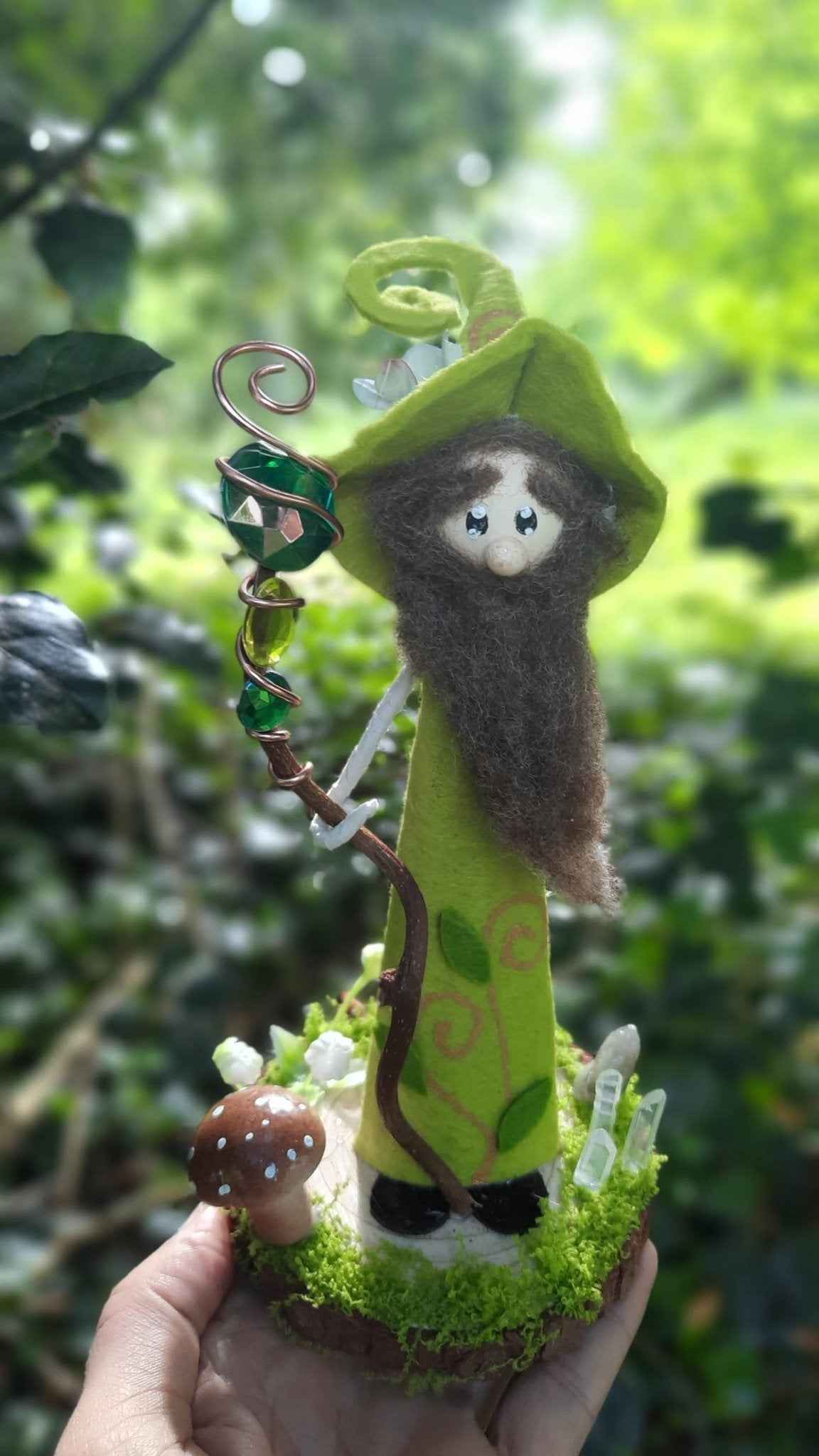 Magicien Elfe de la nature de La Fée Bidouille, une pièce fantastique et personnalisable, portant un bâton magique scintillant, conçu en laine et feutrine, un porte-bonheur féerique pour embellir votre intérieur.