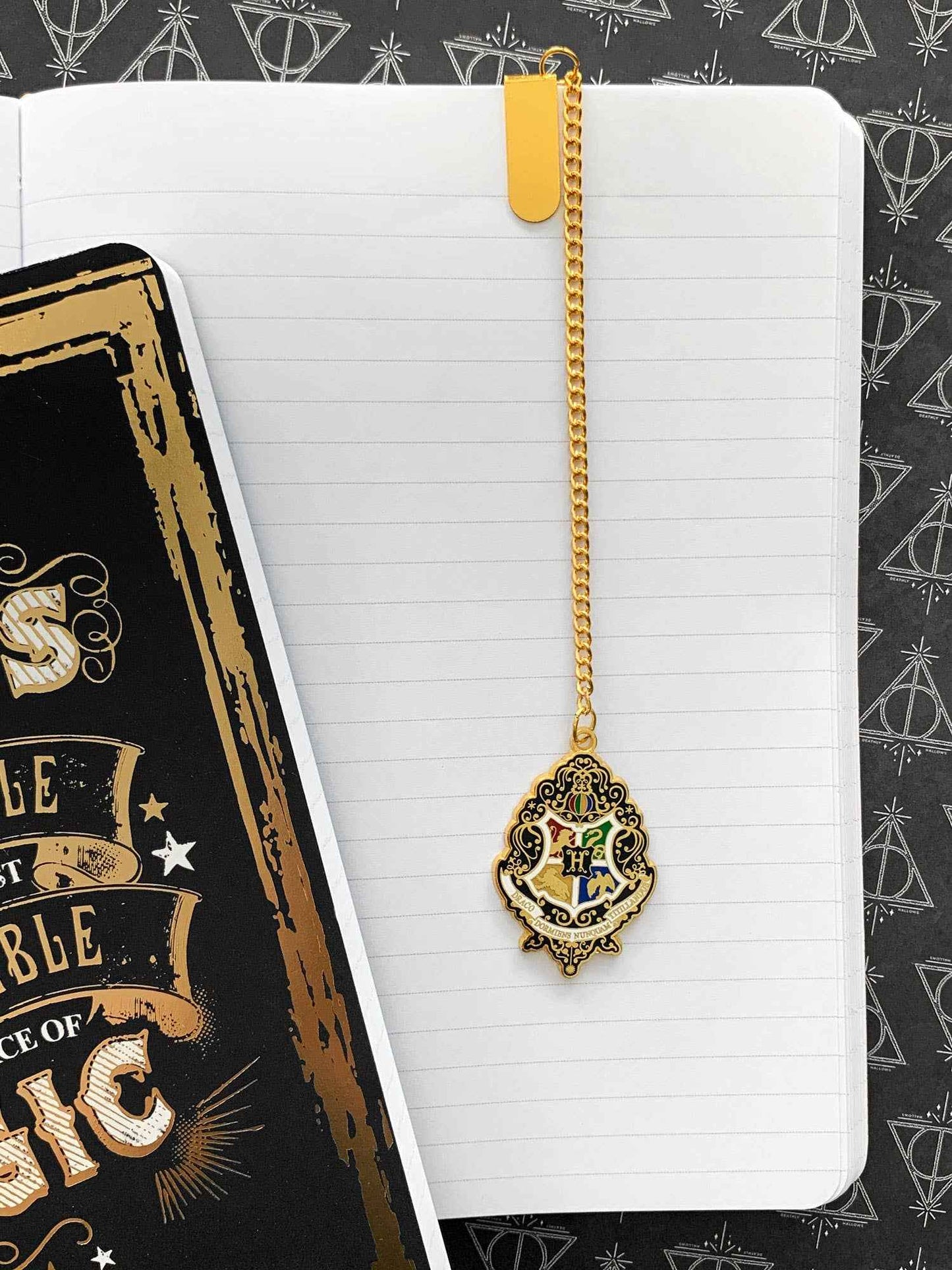 Zoom sur le marque-page Harry Potter de Paper House Productions, mettant en avant sa breloque Poudlard en métal vibrant, parfait pour garder votre lecture enchanteresse.