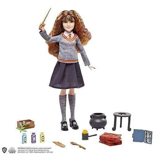 Poupée Hermione Granger du coffret Potions, articulée et accompagnée de 10 accessoires magiques, présentée par Ankorstore - Mattel, réf HHH65.