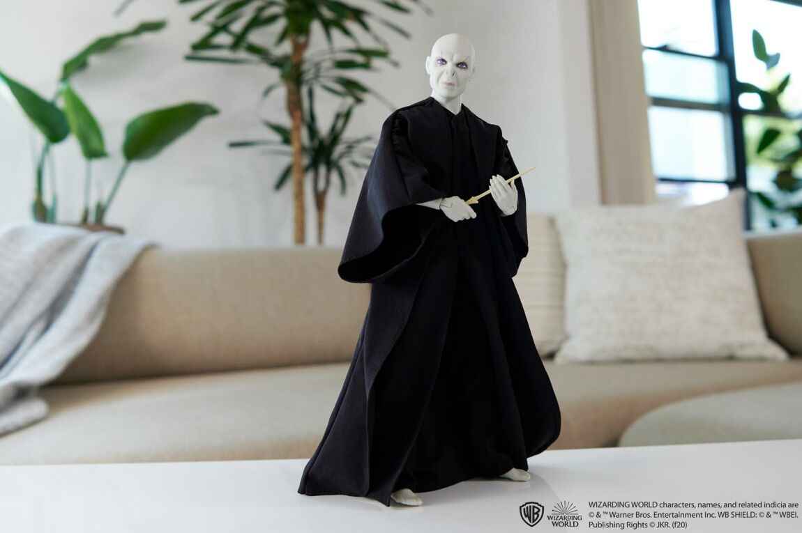 Image captivante de la poupée Lord Voldemort de Mattel - Réf : HTM15, mettant en avant son allure sombre et sa baguette magique, à retrouver chez Ankorstore.