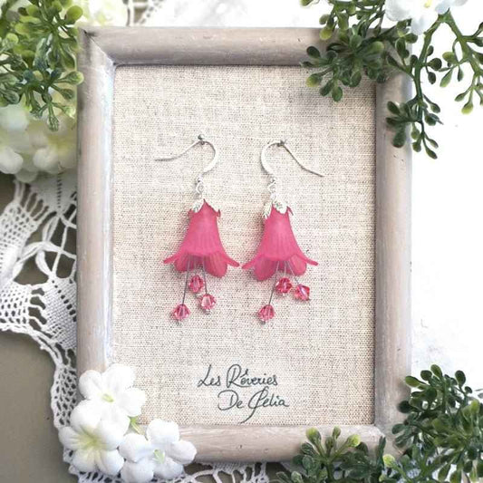 Boucles d'oreilles florales fuchsia MIRANA de Les Rêveries de Célia, ajoutant une touche enchantée à votre style.