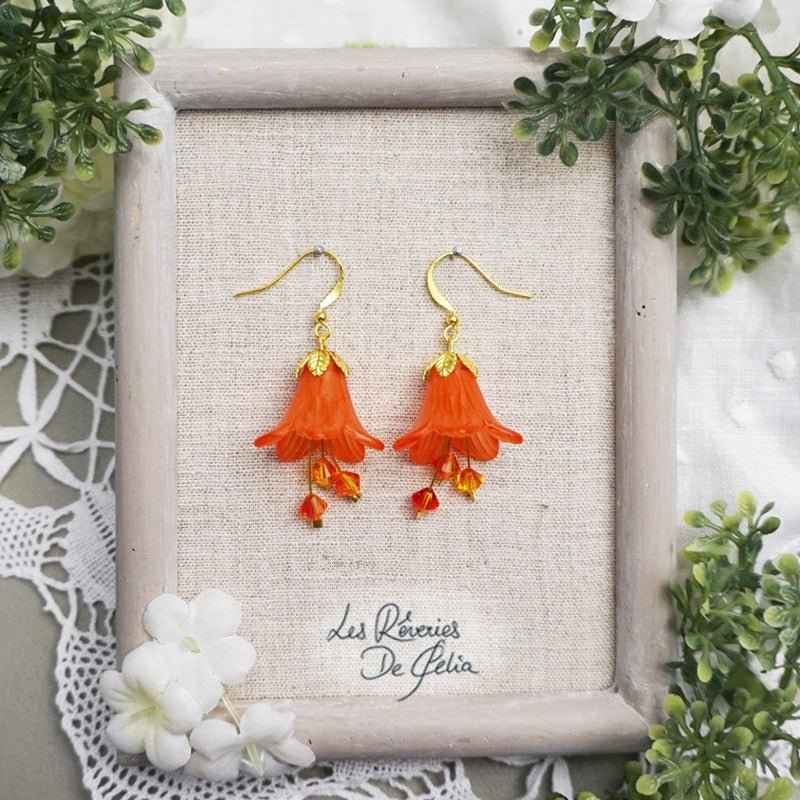 Boucles d'oreilles MIRANA en fleurs orange foncé de Les Rêveries de Célia, créées à la main avec élégance et sophistication, parfaites pour illuminer votre look.