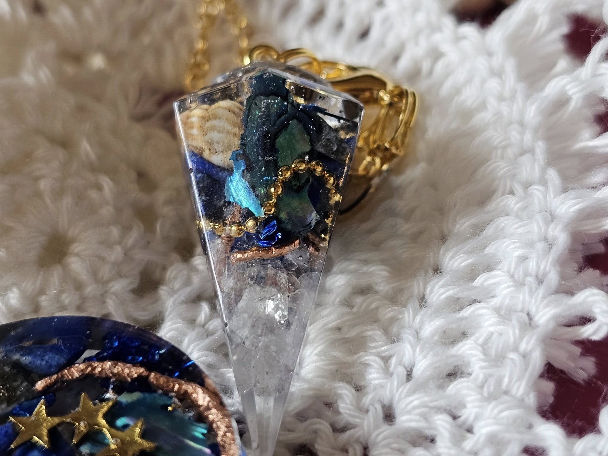 Mojo de Sorcière – Protection & Harmonie, un bijou de poche en orgonite de LhanisaCréa, enveloppé d'énergies bienfaisantes, symbole de protection spirituelle.