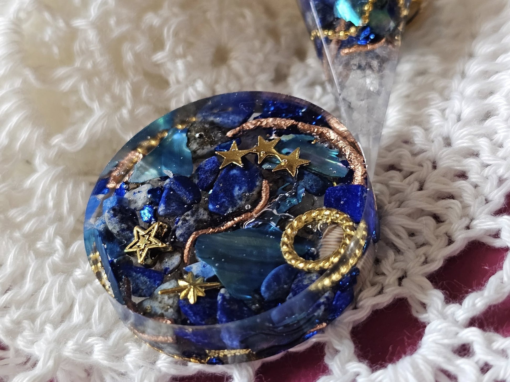 Bourse en cuir contenant le Mojo de Sorcière – Protection & Harmonie de LhanisaCréa, symbole de protection spirituelle.