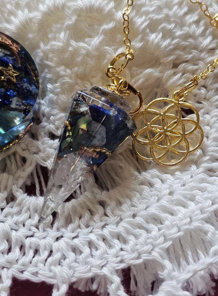 Pendule Mojo de Sorcière – Protection & Harmonie de LhanisaCréa, orné de Palo Santo et sel rose pour purifier votre espace.