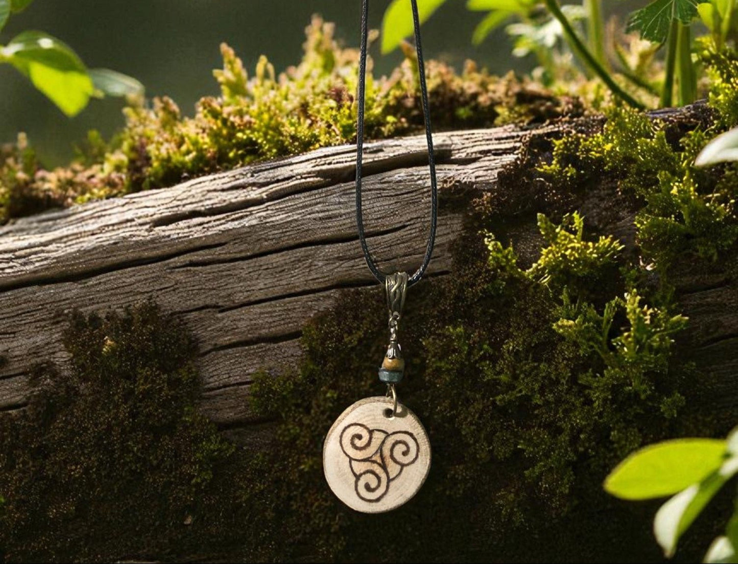 Pendentif Celtique unique en bois gravé à la main par Faërie, évoquant un héritage ancien et une essence artisanale.