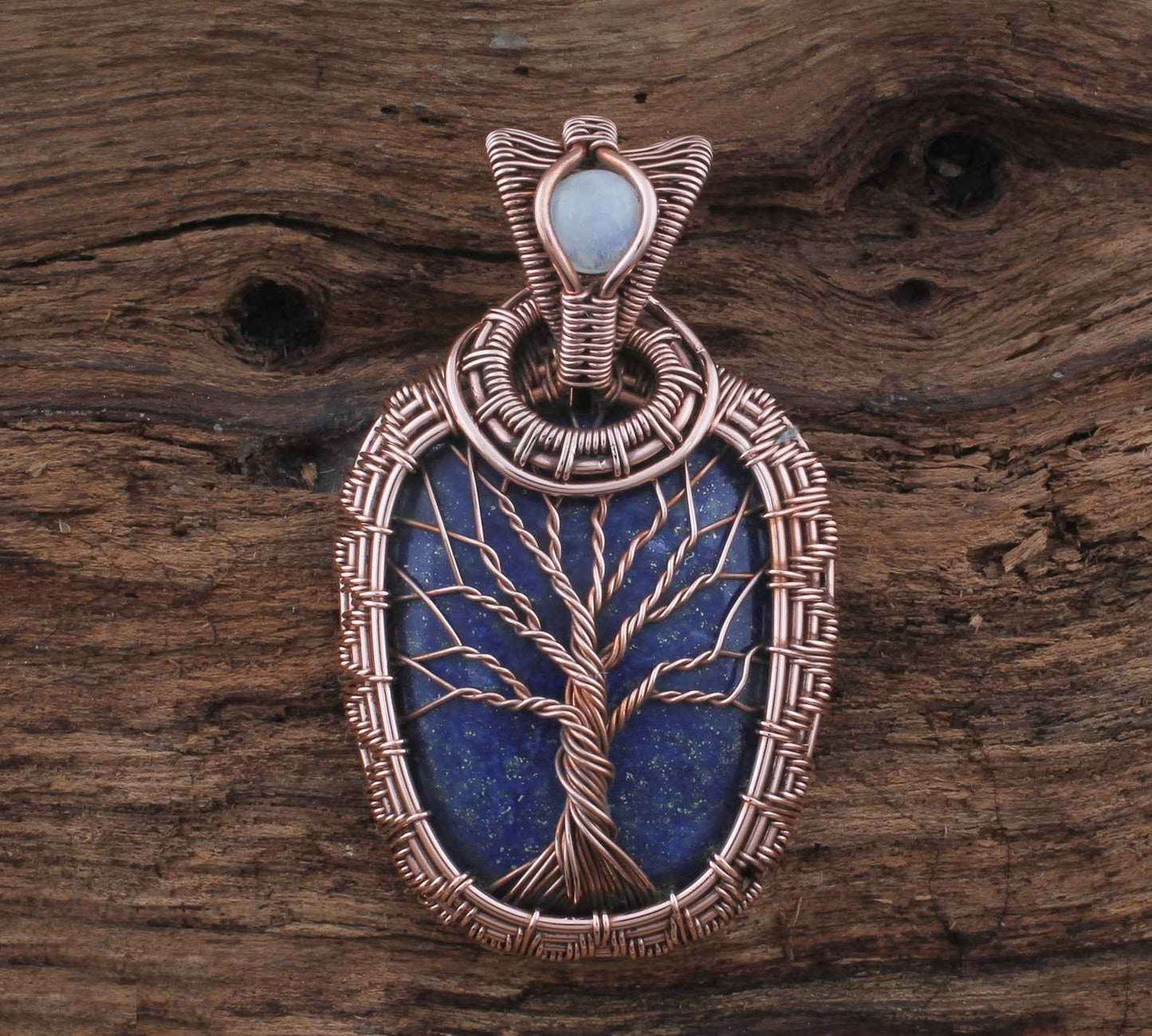 Magnifique pendentif en lapis lazuli et pierre de lune, fait main par Etsy, alliant élégance et mystère avec un design en fil de cuivre fin.