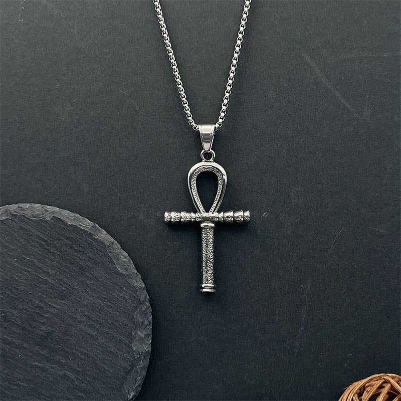 Détail du pendentif en acier inoxydable de GemMeet, représentant un dieu gardien, symbole de puissance pour l'homme moderne.