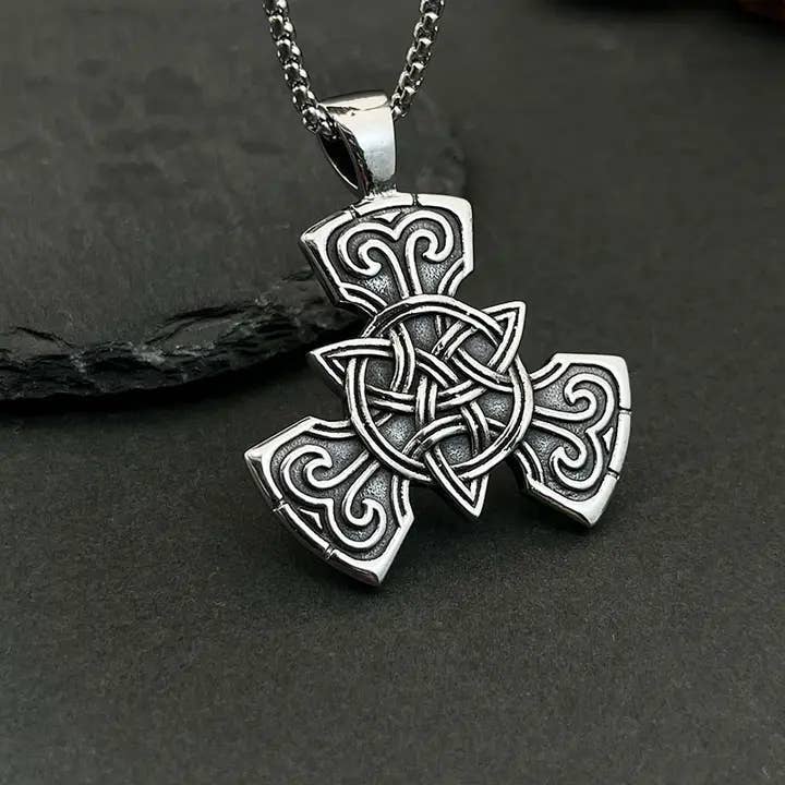 Pendentif runique culturel à nœud celtique de style nordique vintage de GemMeet, un bijou qui fusionne l'élégance celtique et le mystère nordique.