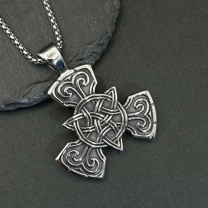 Pendentif runique culturel à nœud celtique de style nordique vintage tenu par une main, mettant en valeur son éclat en acier inoxydable, par GemMeet.