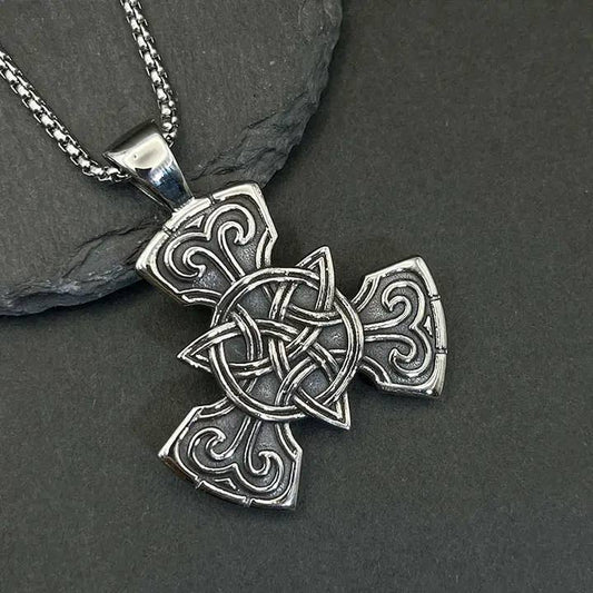 Pendentif runique culturel à nœud celtique de style nordique vintage tenu par une main, mettant en valeur son éclat en acier inoxydable, par GemMeet.