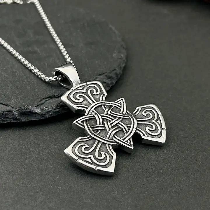 Zoom sur le pendentif runique de style vintage avec nœud celtique de GemMeet, symbole de force et d'histoire.