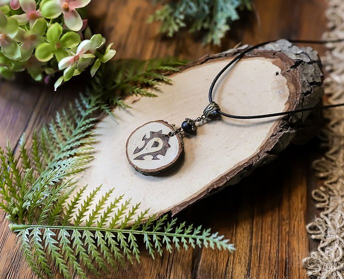 Pendentif Viking en bois naturel, fait main par le vendeur Faërie, affichant des motifs vikings inspirés des légendes et symboles ancestraux, parfait pour un look authentique et aventureux.