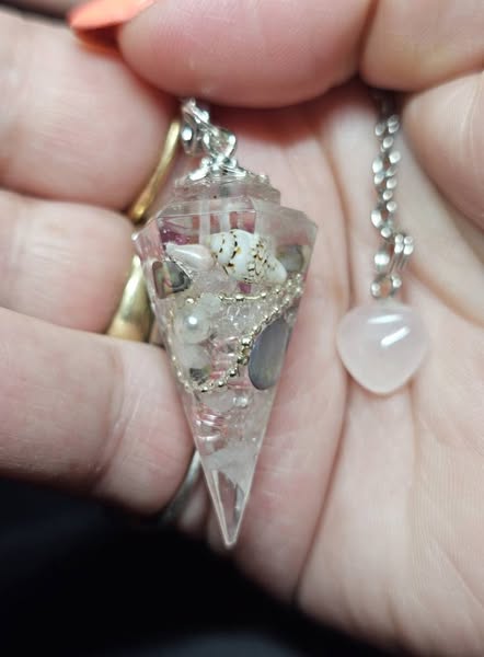 Pendule et/ou pendentif élégant avec mousqueton pratique de LhanisaCréa, unique en pierres naturelles, idéal pour la méditation et pour rehausser vos tenues.