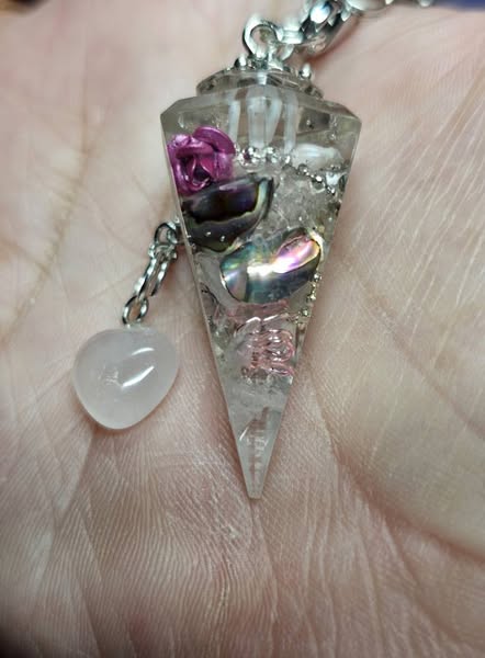 Pendule et/ou pendentif grâce à son mousqueton, conçu par LhanisaCréa, mettant en avant des pierres naturelles et un design élégant.