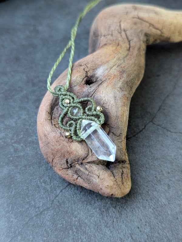 Détails élégants du collier Sianora par Les Fils Ensorcelés, présentant des perles en laiton doré et argenté, symbole d'un style unique.