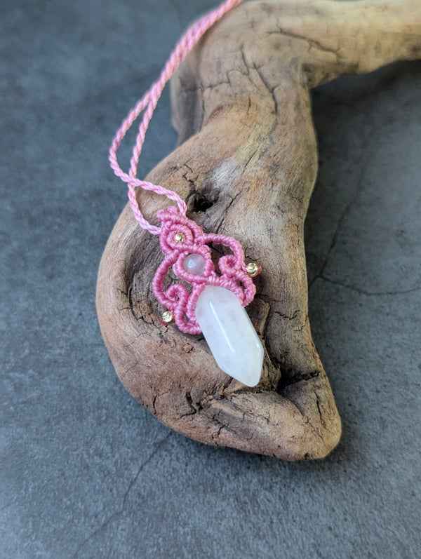 Collier Sianora de Les fils ensorcelés, un bijou captivant fait main, délicatement conçu avec des matériaux durables et des pierres personnalisables.