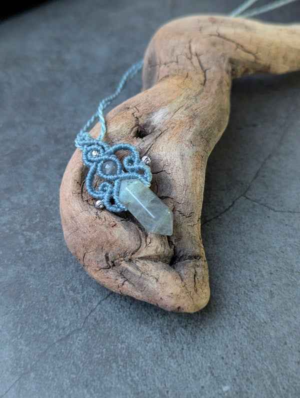 Sautoir réglable du collier Sianora par Les Fils Ensorcelés, une alliance d'élégance et d'originalité, parfait pour sublimer chaque tenue.