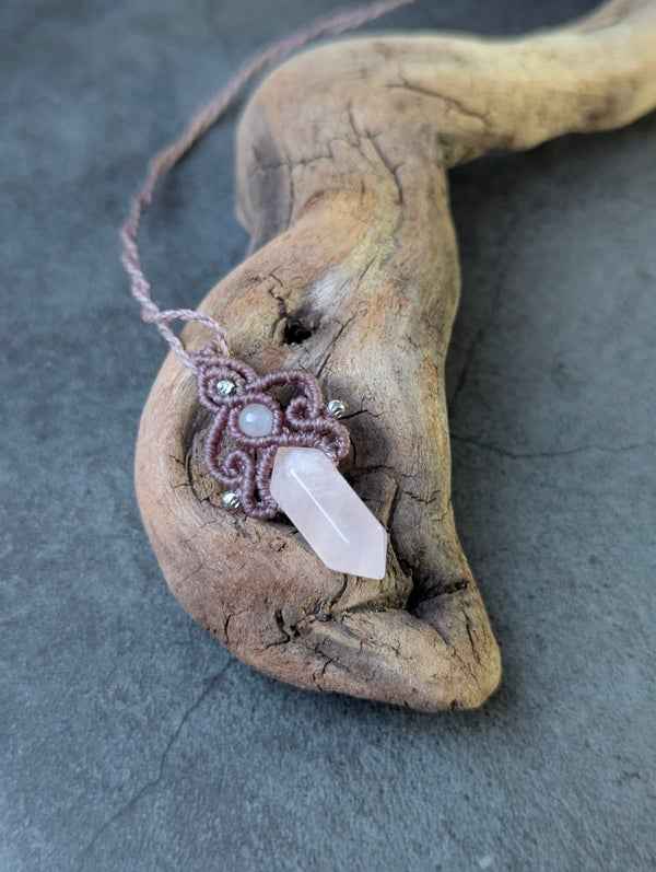 Détails du collier Sianora par Les fils ensorcelés, présentant des perles en laiton doré, parfaitement ajusté pour accentuer votre style unique.