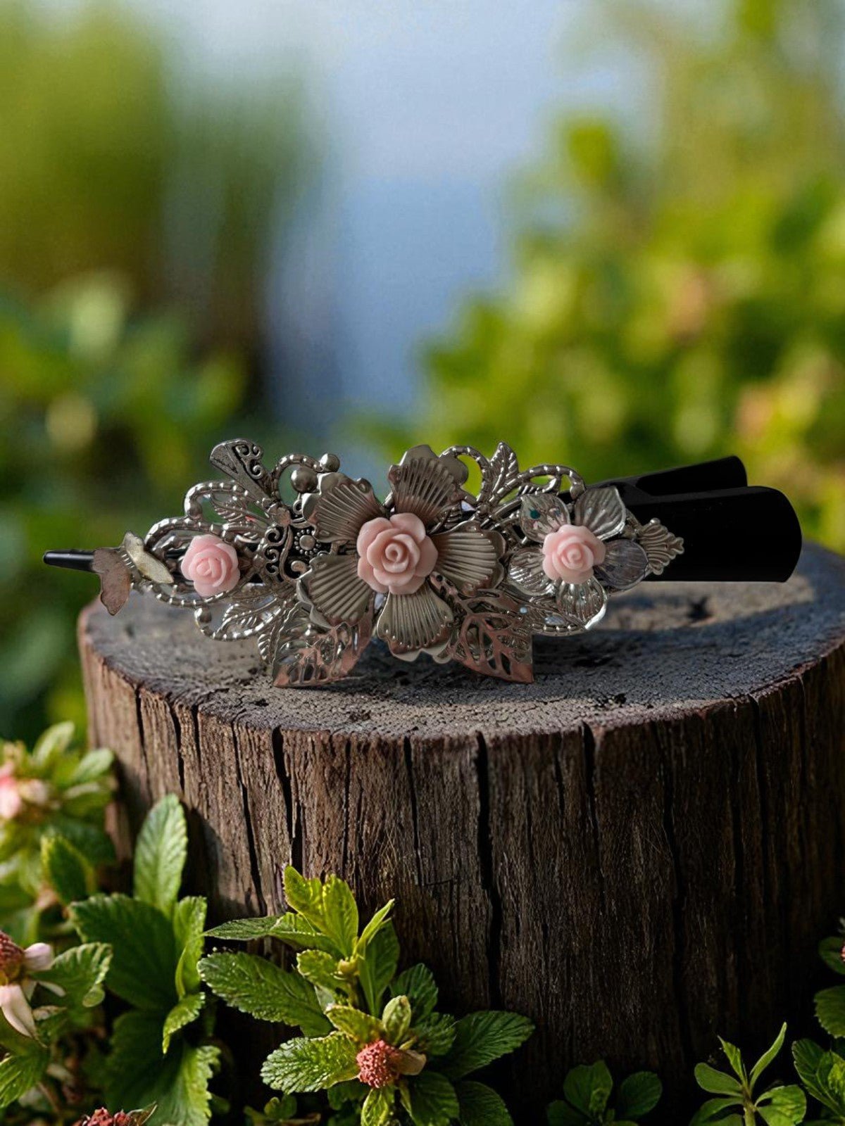 Pince à Chignon d'Uchronie Créations, un accessoire de coiffure transformant votre style avec une allure magique et artistique.