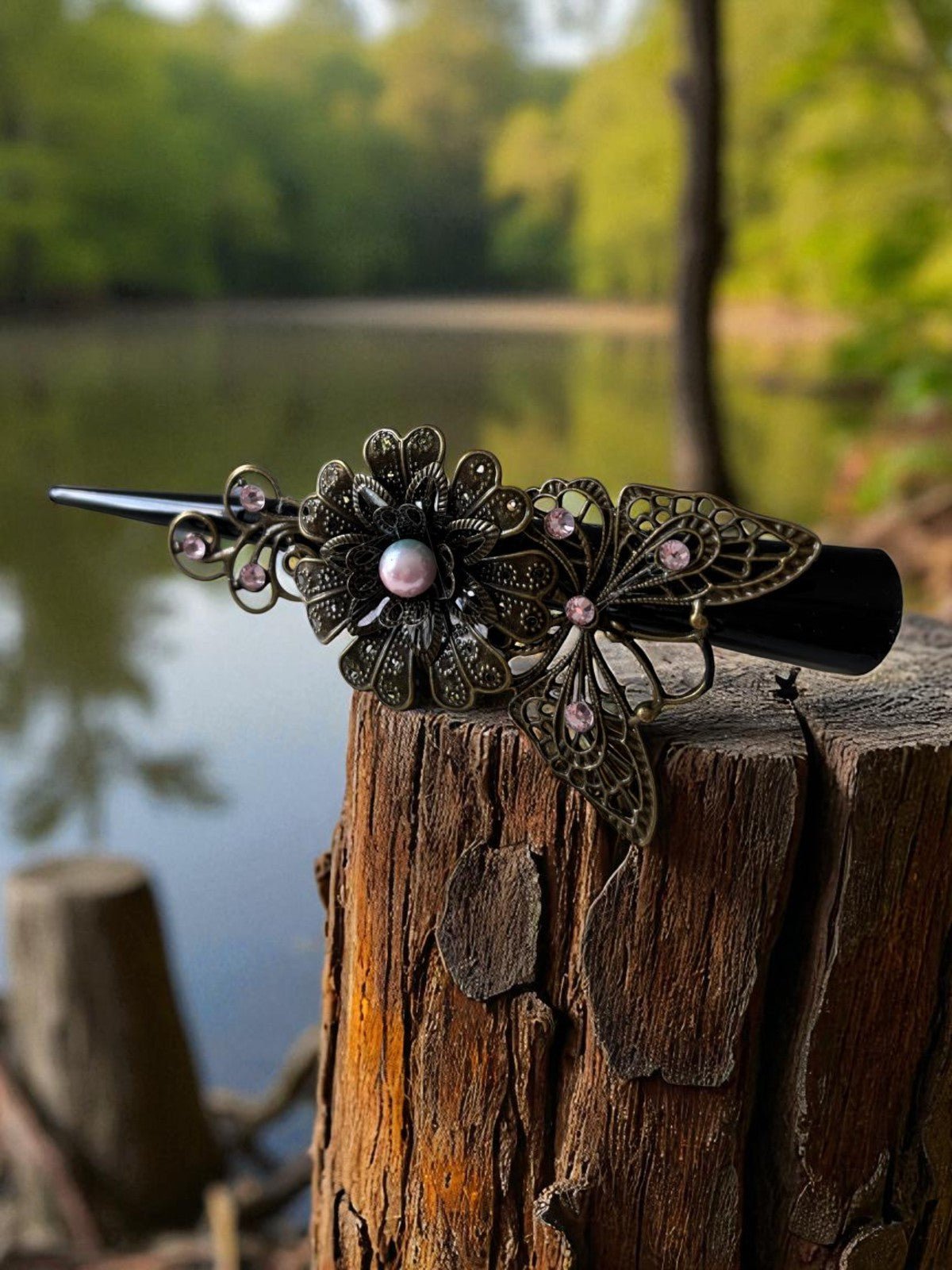 Vue de la Pince à Chignon d'Uchronie Créations, en résine multiflorale, offrant grâce et confort tout au long de la journée.