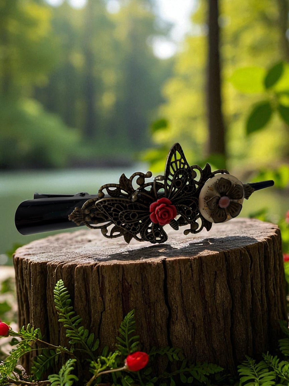 Détails délicats de la Pince à Chignon sculptée à la main par Uchronie Créations, parfaite pour un look sophistiqué.