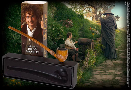 Détails sculptés de la pipe de Bilbo Sacquet par Noble Collection, un symbole d'aventure et de charme hobbit, présentée dans un coffret inspiré du film.