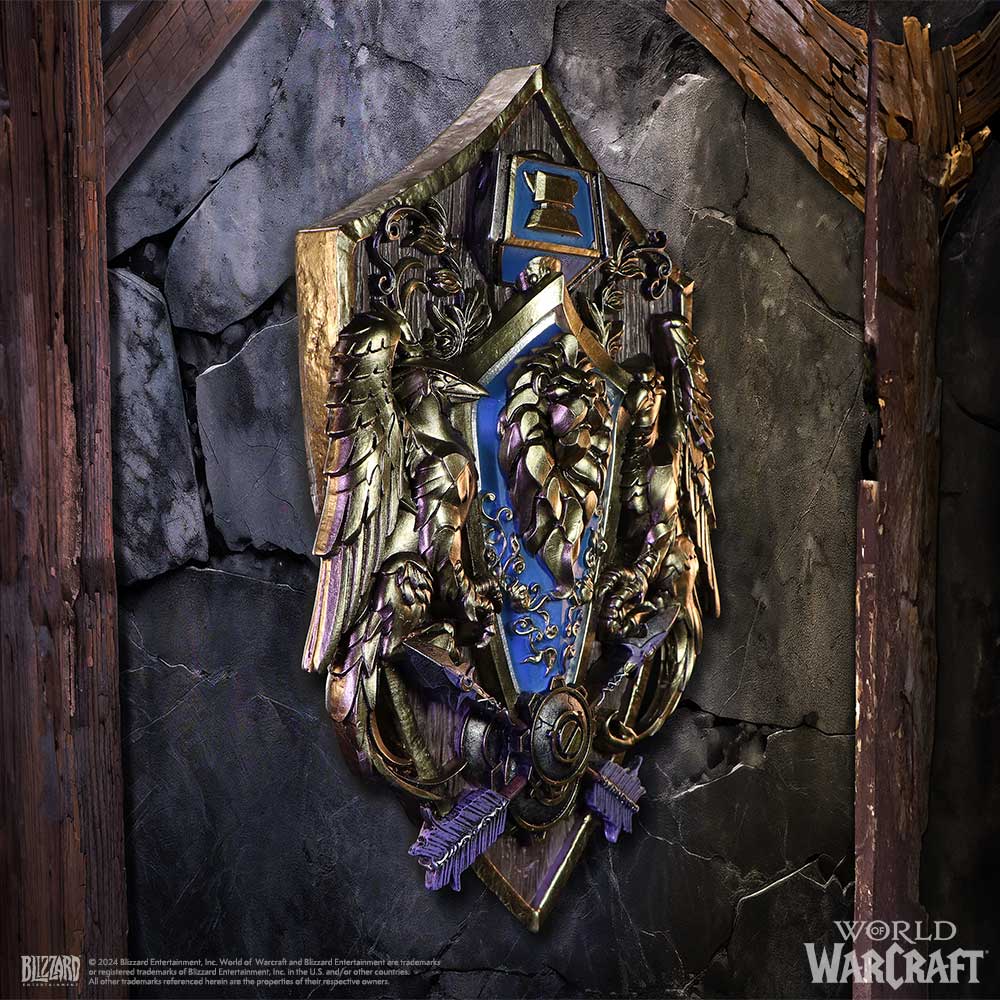 Signature de Nemesis Now sur la plaque murale World of Warcraft Alliance 30cm, fusionnant art et passion du jeu vidéo.