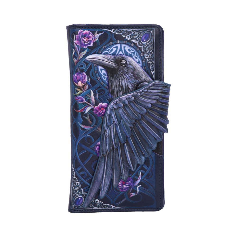 Portefeuille embossé Vol du Corbeau de Nemesis Now, un accessoire gothique élégant conçu pour les passionnés du mystique, orné de motifs baroques et d'une aile de corbeau.