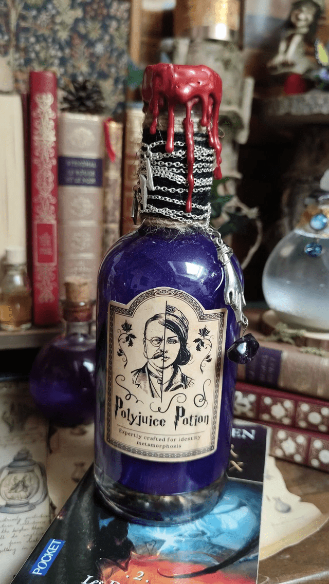Fiole de Potion Polynectar de Le Grimoire d'Elie, une pièce décorative en verre soufflé à la main au design enchanteur, ajoutant une touche magique à votre intérieur.