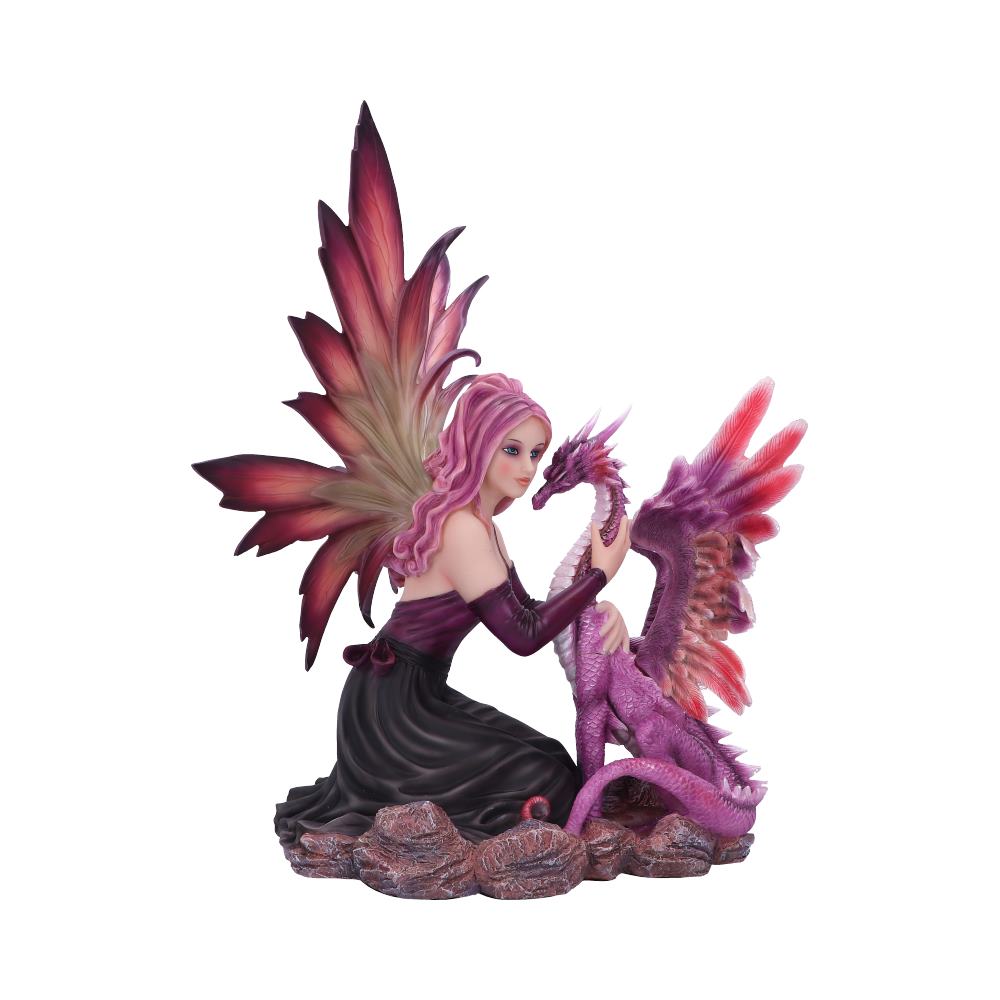 Raya, la fée enchantée de 40 cm by Nemesis Now, agenouillée avec un dragon violet dans ses bras, ornée d'ailes en forme de papillon, ajoute une touche magique à votre décoration.