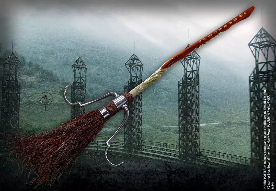 Réplique Collector du balai éclair de feu de Noble Collection, un objet de collection emblématique de l'univers de Harry Potter, symbolisant vitesse et élégance.