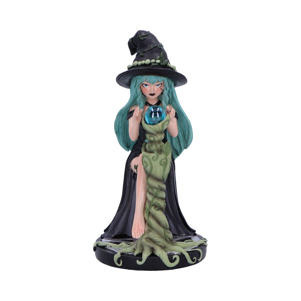 Figurine Sage 17.5cm de Nemesis Now, représentant une sorcière mystérieuse avec un chapeau orné de feuilles, tenant un orbe magique, entourée de feuilles verdoyantes, à la fois décoration et porte-bonheur.
