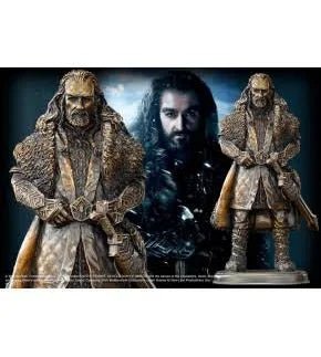 Détail de la sculpture de Thorin en bronze de Noble Collection, montrant l'armure étincelante et le regard déterminé du personnage légendaire de la Terre du Milieu.