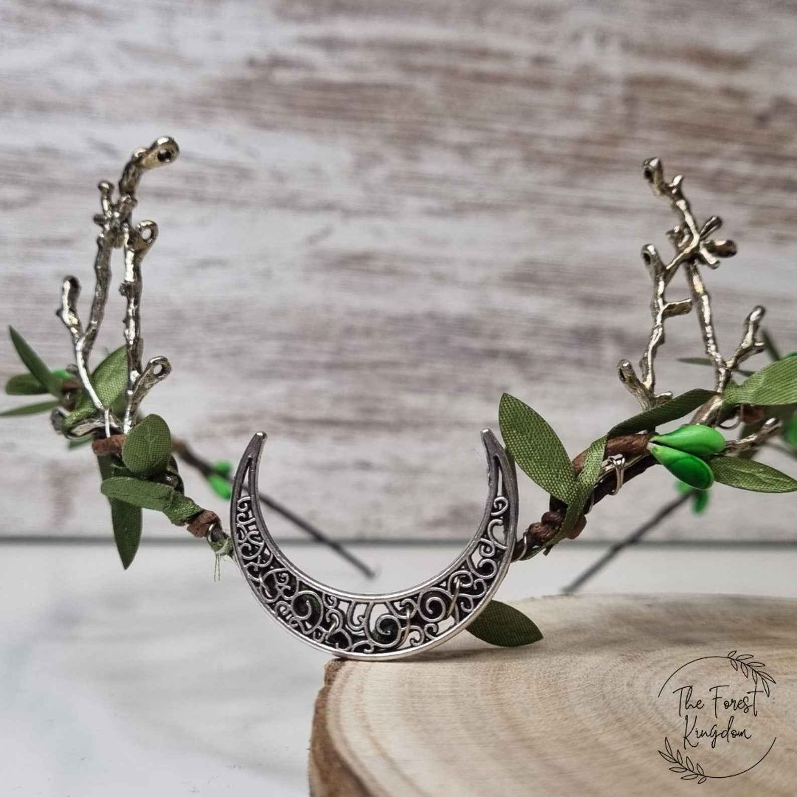 Serre-tête féerique de la forêt de Etsy, un accessoire enchanteur orné de branches vertes et de cristaux scintillants, pour apporter une touche magique à votre look.