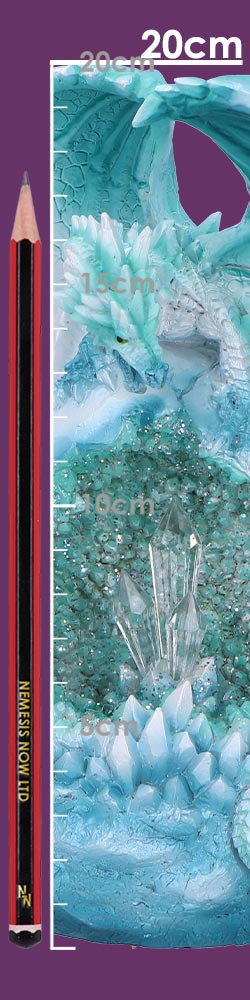 Figurine du Dragon Aurores boréales 20 cm dans un décor enchanteur, ajoutant une atmosphère mystique à votre espace.